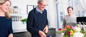 Hoher Besuch. Apple-Chef Tim Cook mit Kitchen Stories Gründerin Verena Hubertz (links) und ihrer Mitarbeiterin Julie Myers