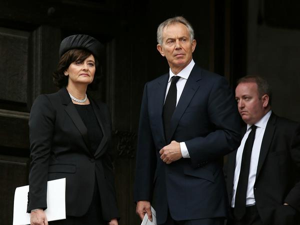 Der ehemalige britische Premierminister Tony Blair (rechts) und seine Frau Cherie Blair (links) haben beim Kauf einer Londoner Immobilie Hunderttausende Pfund an Steuern eingespart.