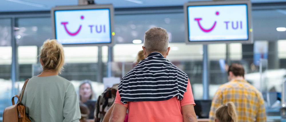 Fluggäste mit dem Reiseziel Mallorca stehen in einer Schlange am Flughafen Hannover. Vielleicht sieht es bald wieder so aus. 