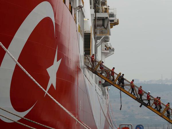 Journalisten und Beamte verlassen nach einer Besichtigungstour das Bohrschiff "Yavuz".