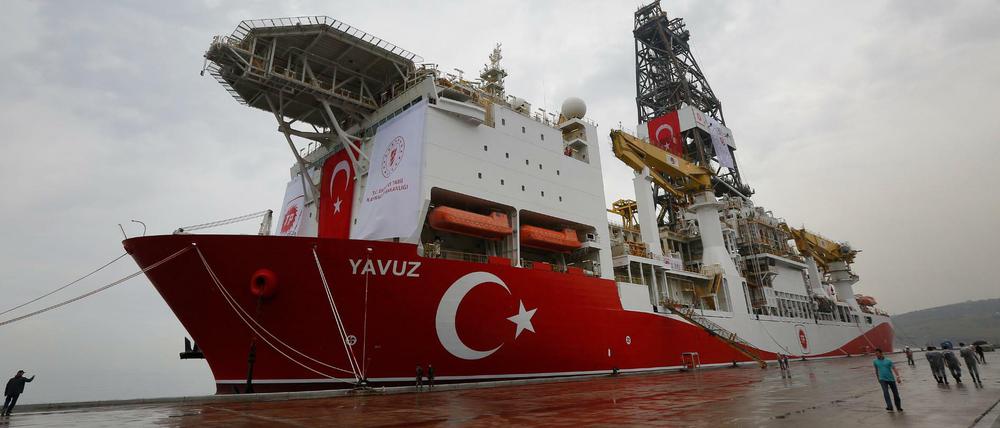 Das türkische Bohrschiff "Yavuz" steht im Hafen von Dilovasi, bevor es ins Mittelmeer entsandt wird um nach Gas zu bohren.