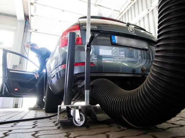 Zu hohe Emissionen? Ein Mitarbeiter des TÜV Nord überprüft einen Skoda Diesel. 