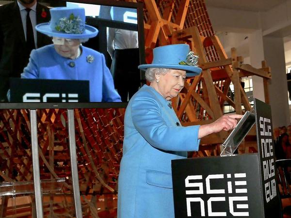 Neue aktive Nutzer? Vergangene Woche setzte die britische Königin, Queen Elisabeth II. (88 Jahre jung), feierlich ihren ersten Tweet ab.