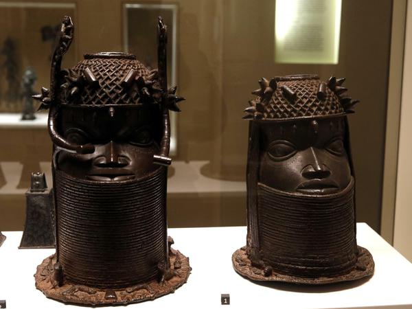 Benin-Bronzen in Paris. Viele westliche Museen haben solche Objekte aus Westafrika in ihren Sammlungen.