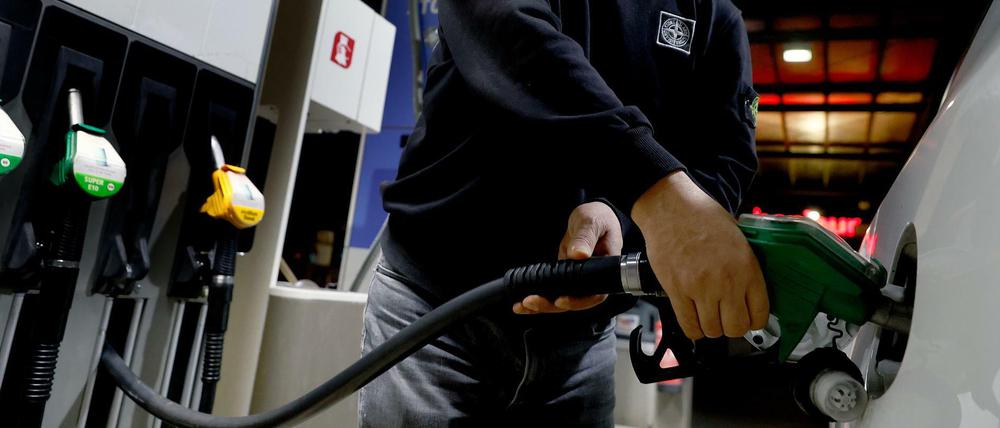 Ein Taxifahrer tankt an einer Tankstelle sein Fahrzeug mit Benzin.