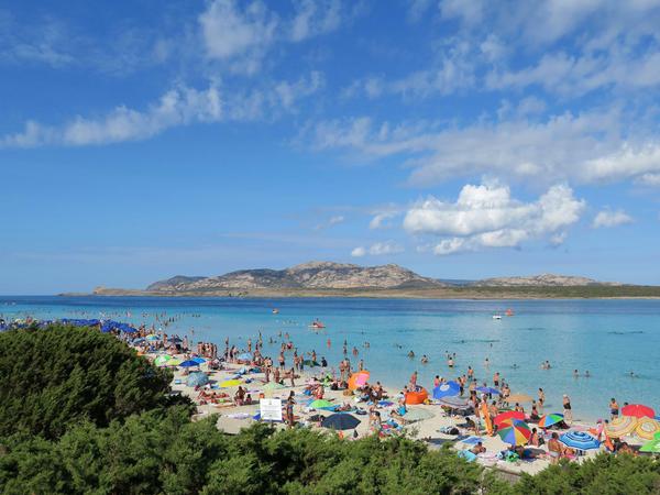 Das Baden im Mittelmeer auf Sardinien wird in diesem Sommer nur mit ausreichend Abstand erlaubt sein.