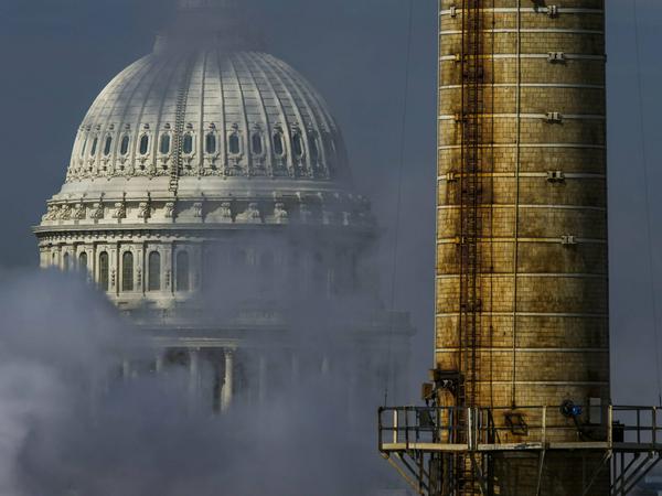 Die Kuppel des Kapitols in Washington D.C. (USA) ist hinter dem Qualm des Kapitol-Kraftwerks zu sehen, dem einzigen Kohlekraftwerk in Washington.