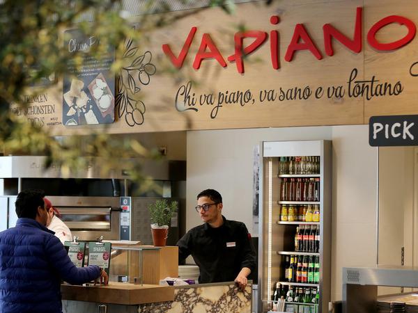 Der Chef der angeschlagenen Restaurantkette Vapiano, Cornelius Everke, hat am Sonntag seinen Rücktritt angekündigt.