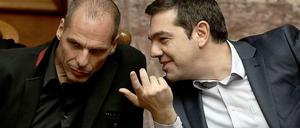 Gute Freunde? Griechenlands Premier Tsipras (r.) nimmt seinen Finanzminister erst einmal aus der Schusslinie.