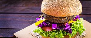 Soja, Erbsen oder Kichererbsen statt Fleisch: Für Veggie-Burger gibt es unterschiedliche Rezepturen. 