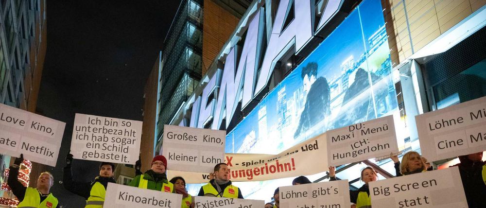 Schon während der Berlinale 2019 demonstrierten Kinobeschäftigte vor dem Cinemaxx am Potsdamer Platz für mehr Lohn. Nun soll gestreikt werden.