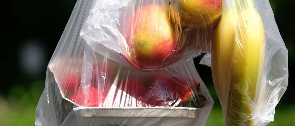 Dünne Plastiktüten für Obst und Gemüse.