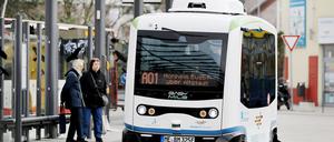 Ein autonom fahrender Bus fährt durch Monheim in NRW. Mehr Sicherheit im Straßenverkehr ist eines der großen Versprechen, das mit dem autonomen Fahren gegeben wird. Foto: dpa-Bildfunk