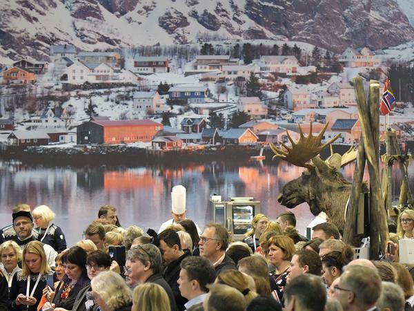 Grüne Woche 2020: Besucher haben Spaß am Norwegen-Stand. 