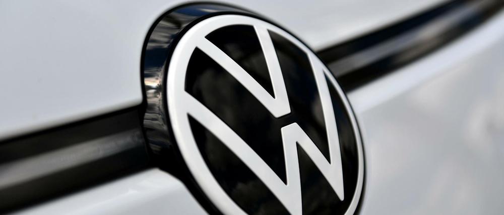 Das VW Logo ist in der Front eines neuen ID.3 zu sehen (Symbolfoto). 