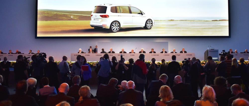 Die Welt noch in Ordnung: Aktionäre bei der Hauptversammlung der Volkswagen AG in Hannover im Sommer 2015. Am Mittwoch (22. Juni 2016) muss der Vorstand seinen Aktionären den Diesel-Skandal erklären.