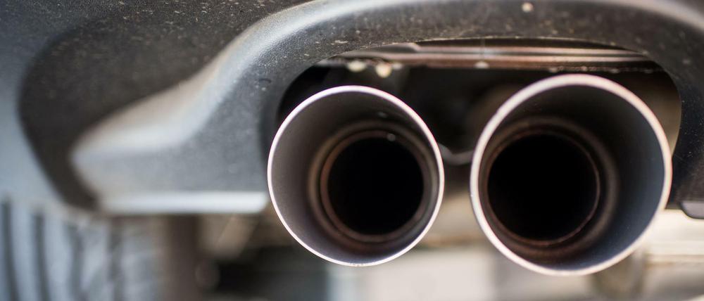 Neue Autos verbrauchen im Schnitt 42 Prozent mehr Sprit, als die Hersteller im Prospekt angeben. Das zeigt eine neue Studie von Umweltforschern. 