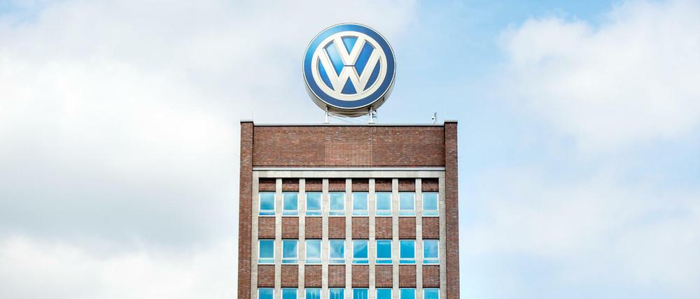 Das Volkswagenlogo steht auf dem Dach des Verwaltungshochhauses des VW-Werks in Wolfsburg. 