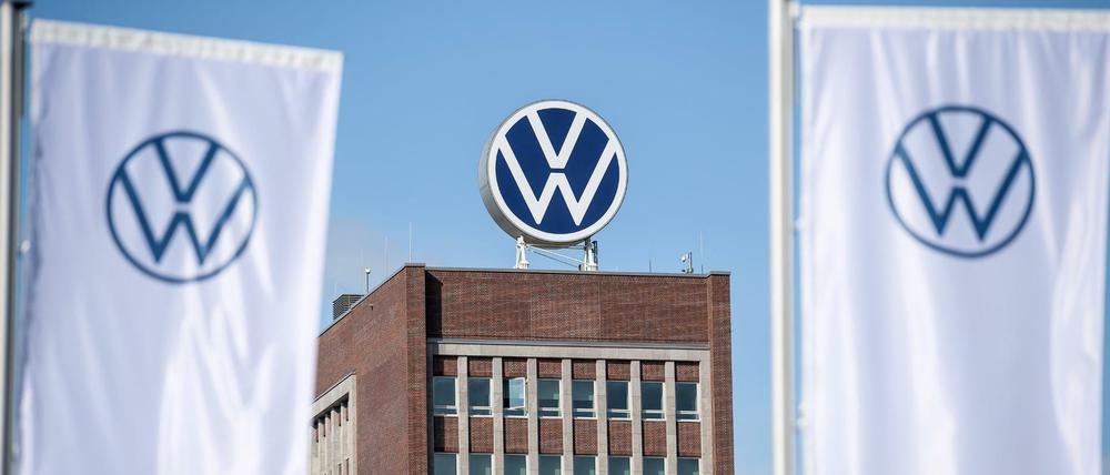 Das Verwaltungshochhaus von Volkswagen in Wolfsburg. Die Führungsspitze ist wegen Marktmanipulation angeklagt.