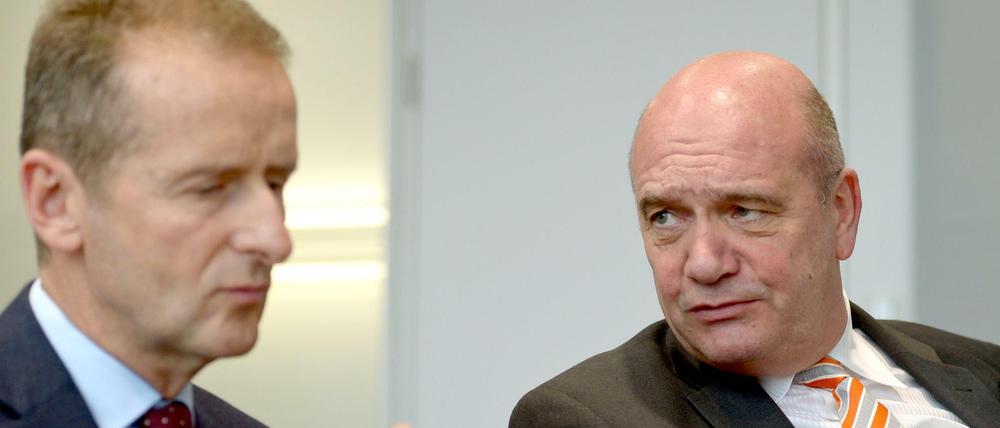 Der Vorstandsvorsitzende der Volkswagen-Kernmarke, Herbert Diess (l), und der VW-Konzernbetriebsratsvorsitzende Bernd Osterloh sitzen am 12.11.2015 während eines Interviews im Volkswagenwerk in Wolfsburg (Niedersachsen) zusammen.