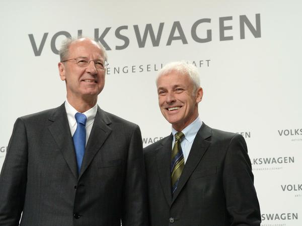 Matthias Müller (rechts), Vorstandsvorsitzender der Volkswagen AG, und Hans Dieter Pötsch, Aufsichtsratsvorsitzender der Volkswagen AG