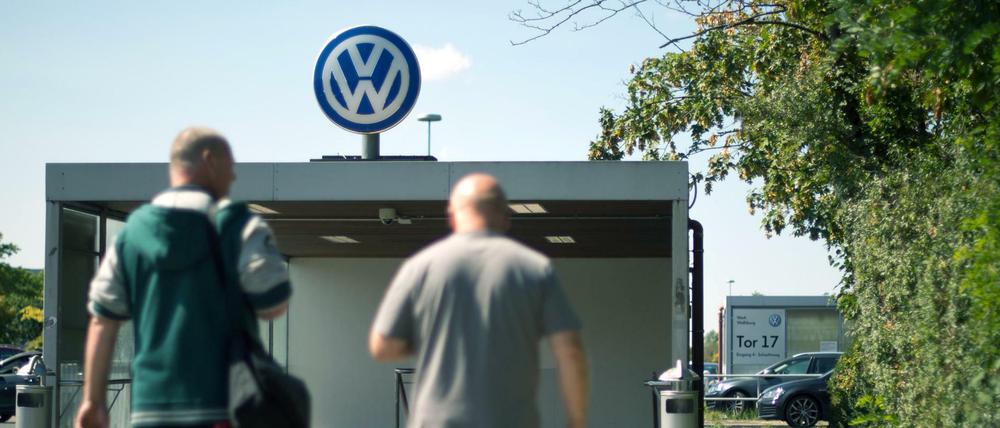 Zwei Männer vor Schichtbeginn im Volkswagenwerk in Wolfsburg.