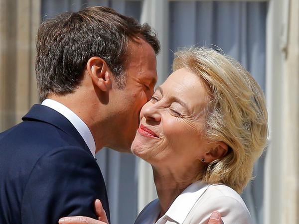 Frankreichs Präsident Macron und die künftige EU-Kommissionschefin von der Leyen am Dienstag vor dem Elysée-Palast.