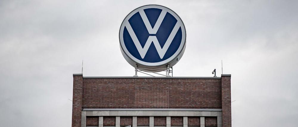 Ein großes VW-Logo steht auf dem Verwaltungshochhaus vom Volkswagen-Werk.