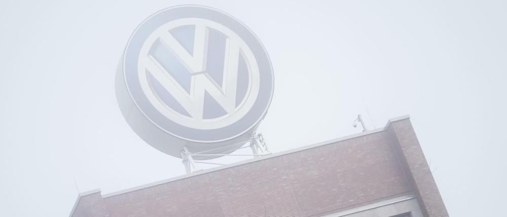 Das Wolfsburger VW-Verwaltungsgebäude im Nebel.