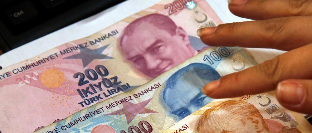 Ein Mitarbeiter einer Wechselstube zählt türkische Lira. Die Lira-Krise treibt die Inflation in der Türkei immer weiter in die Höhe.