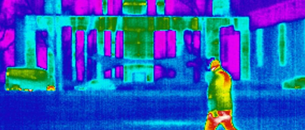 Die Wärmeabstrahlung des Gebäudes und seiner Besucher zeigt dieses Wärmebild des Bundeskanzleramtes. Vor allem in Gelb, Weiß und Rot ist ein Passant vor dem Regierungssitz in Berlin zu sehen. Auf dem Bild der Thermobildkamera werden die verschiedenen Temperaturen durch Farben dargestellt - Weiß, Gelb und Rot sind wärmer als Lila, Blau und Türkis. Das Kanzleramt ist offenbar in einem guten Zustand. 