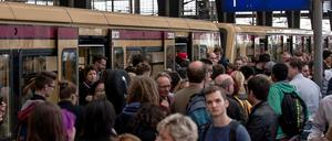 Nichts geht mehr. Zweimal haben die Lokführer bereits im Rahmen von Warnstreiks die Arbeit niedergelegt. Jedes Mal fielen 90 Prozent der Züge aus - wie hier bei der Berliner S-Bahn.