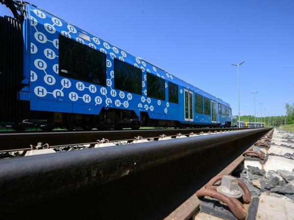 Ein Wasserstoffzug Coradia iLint des Zugherstellers Alstom steht auf dem Werksgelände. Bahnreisende in Niedersachsen sollen von Juni an erstmals regulär mit Wasserstoffzügen fahren können.