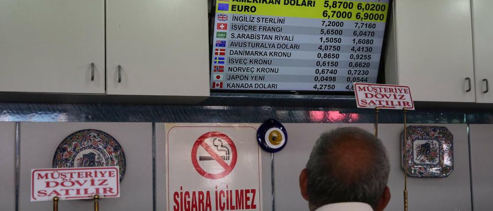 Ein Mitarbeiter einer Wechselstube in Istanbul beobachtet die Wechselkurse auf einem Bildschirm. Der Verfall der türkischen Landeswährung Lira hat sich Freitag nochmal rasant beschleunigt.