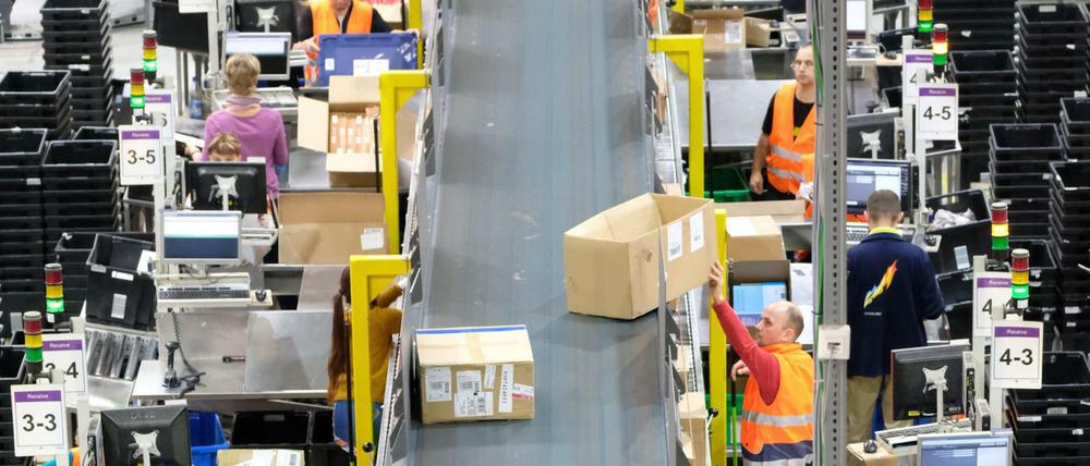 Blick in eine Halle des Online-Versandhandels Amazon in Leipzig. 