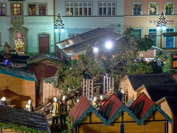 Die Tanne auf dem Weimarer Weihnachtsmarkt hat dem starken Wind nicht standgehalten, die 23,5 Meter hohe Rotfichte kippte um. 