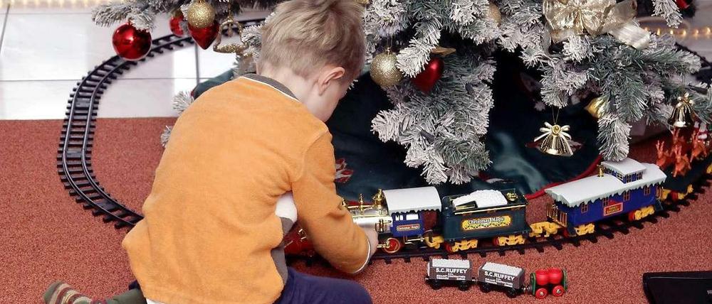 Spielen unterm Tannenbaum. Die Eisenbahn gehört zu den Klassikern unter den Weihnachtsgeschenken.