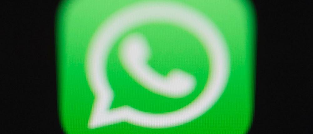 Das Logo der Messenger-App WhatsApp auf einem Handybildschirm.