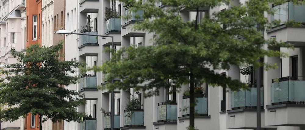 Neu gebaute Häuser mit Eigentumswohnungen neben Altbauten in der Kölner Südstadt. 