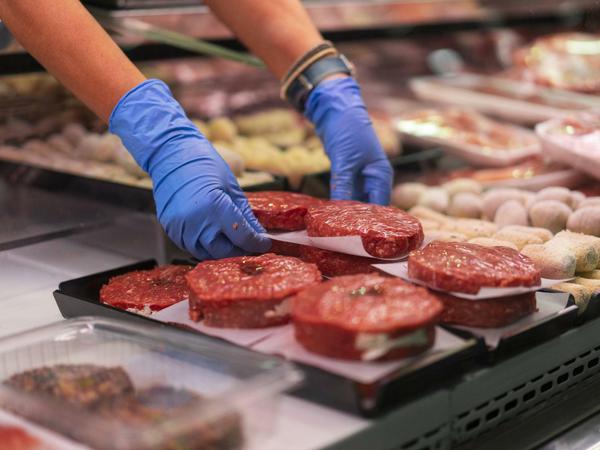 Fleisch soll teurer werden, schlagen die Regierungsberater vor. 
