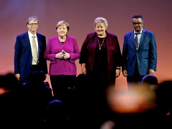 Microsoft-Gründer Bill Gates, Bundeskanzlerin Angela Merkel, Norwegens Premierministerin Erna Solberg und WHO-Generaldirektor Tedros Adhanom Ghebreyesus beim Abschluss des World Health Summit in Berlin.   