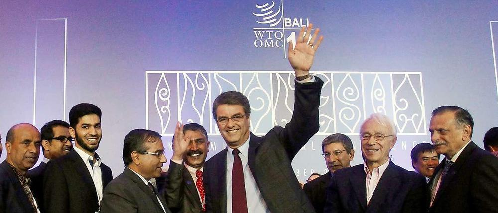 Hand drauf. WTO-Generaldirektor Roberto Azevêdo (winkend) lässt sich in Bali für sein Verhandlungsgeschick feiern.