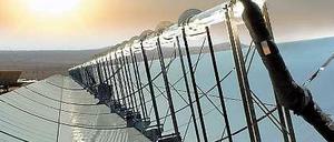 Das Wüstenstromprojekt Desertec: Parabolspiegel mit in der Mitte platzierten Solarreceivern eines solarthermischen Parabolrinnenkraftwerks in der Nähe von Las Vegas.
