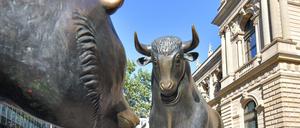 Bulle und Bär vor der Frankfurter Börse, sie stehen symbolisch für steigende und fallende Kurse.