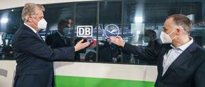 Mit Direktverbindungen sollen Zugreisende schneller zum Flughafen Frankfurt am Main kommen. Das hoffen Berthold Huber (rechts), Vorstand Personenverkehr bei der Bahn, und Harry Hohmeister, Vorstandsmitglied der Lufthansa. 