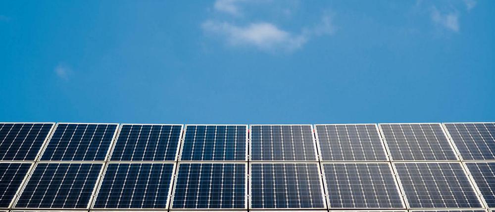 Sonnenstrom steuern. Durch intelligente Systeme, gemeinsam entwickelt von etablierten Firmen und Gründern, soll die Energiewende vorankommen.