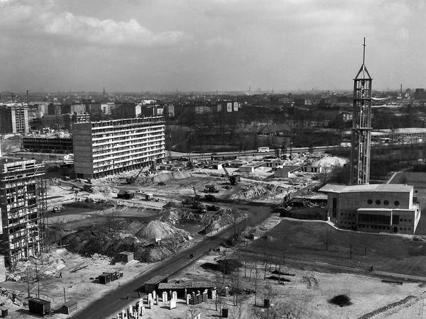Auferstanden aus Ruinen. Das Hansaviertel wurde im Rahmen der Internationalen Bauausstellung 1957 neu und luftig geplant. Rechts die neue Kaiser-Friedrich-Gedächtniskirche.