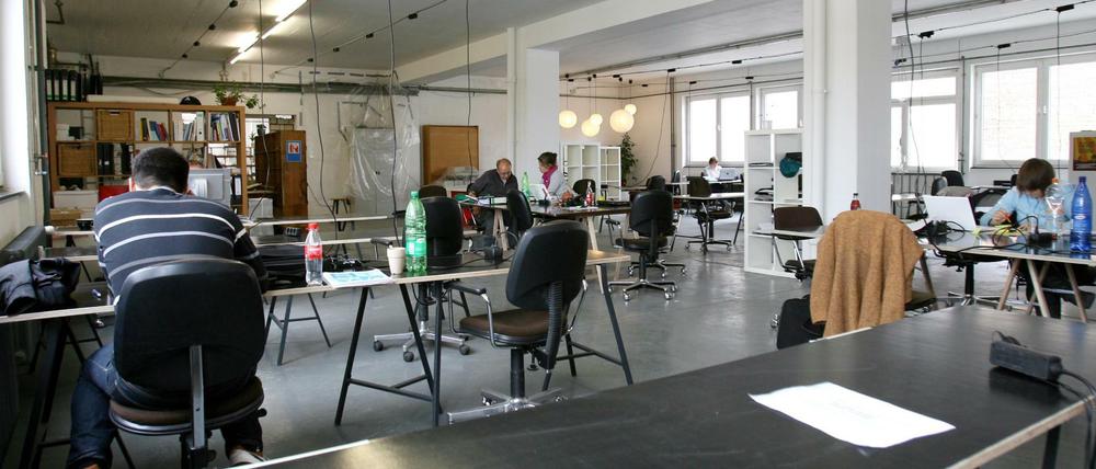 Mobilen Arbeitseinheiten wie hier im Kreuzberger Betahaus mögen Start-ups am liebsten. Nicht immer aber finden sie solche Räume, der Markt ist leergefegt.
