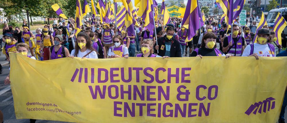 Bei einer Demonstration gegen hohe Mieten in Berlin halten Teilnehmer ein Transparent mit der Aufschrift „Deutsche Wohnen & Co enteignen“.