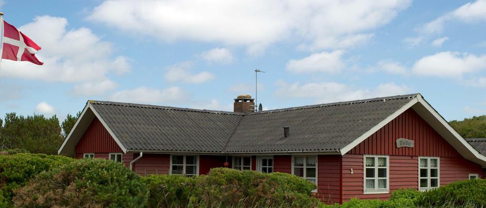 Die dänische Flagge weht an einem Ferienhaus in Henne Strand, einem Ferienort an der dänischen Westküste, nördlich von Esbjerg. 